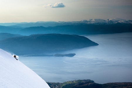 FLYTTER: Wille Lindberg fikk smaken på Hardangerfjorden allerede i april da han var der. Nå flytter han med samboeren for å drive lodge. Foto: Tom Oliver Hedvall FLYTTER: Wille Lindberg fikk smaken på Hardangerfjorden allerede i april da han var der. Nå flytter han med samboeren for å drive lodge. Foto: Tom Oliver Hedvall