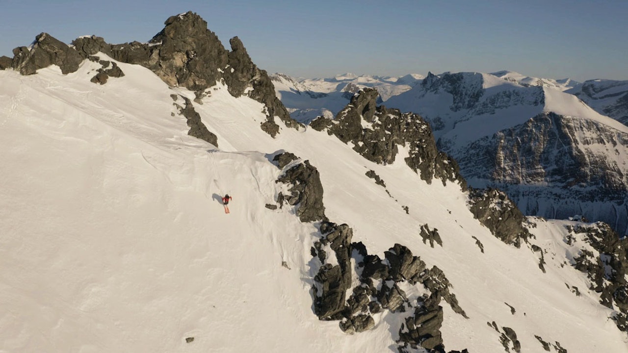 SKJERVAN: Se Turtrusa-jentene kjøre fete linjer på toppturklassikeren Skjervan i Romsdal. Foto: Terje Aamodt SKJERVAN: Se Turtrusa-jentene kjøre fete linjer på toppturklassikeren Skjervan i Romsdal. Foto: Terje Aamodt