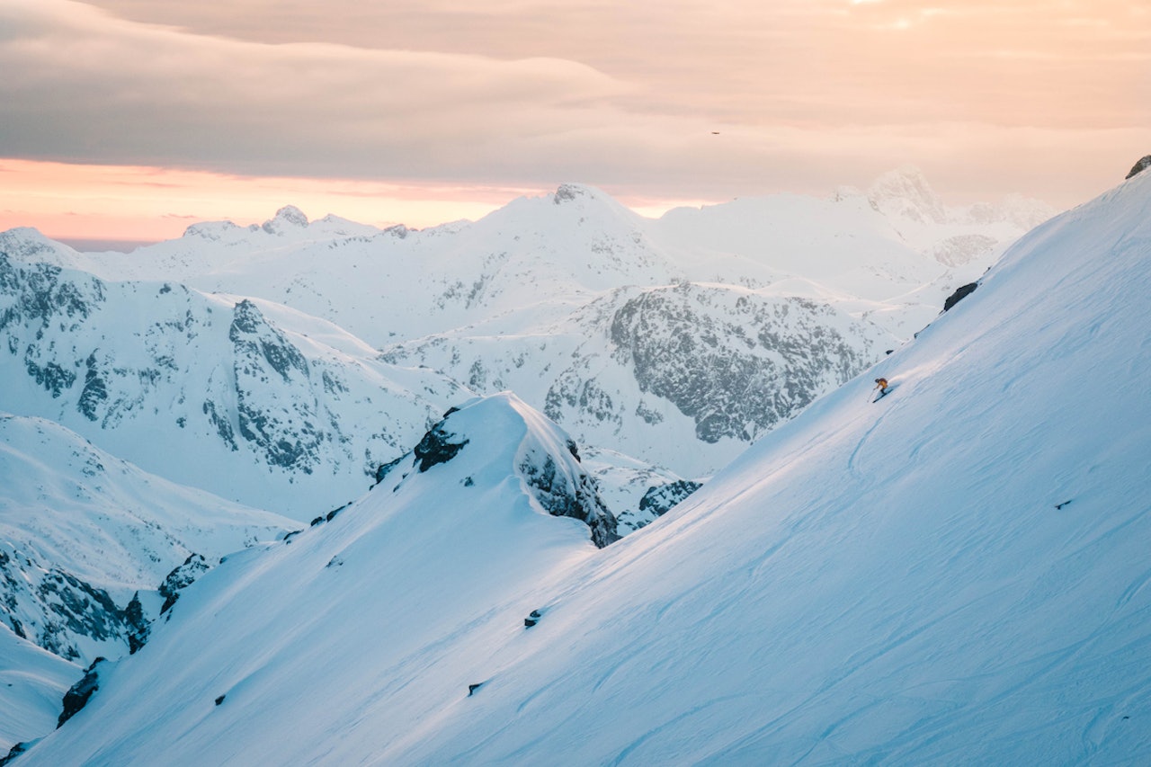 NYDELIG PÅ TORSKMANNEN: Nysnø og solnedgang i Nord-Norge er en uslåelig kombinasjon. Foto: Oscar Hallset/ @arctic_breeze NYDELIG PÅ TORSKMANNEN: Nysnø og solnedgang i Nord-Norge er en uslåelig kombinasjon. Foto: Oscar Hallset/ @arctic_breeze