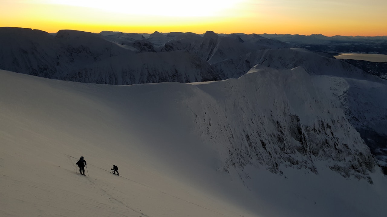 FIN FØRJULSTUR: Se den flotte filmen fra fargerik mørketid på toppturfavoritten Guhkkesgaisi i Troms. Foto: Andreas Persson