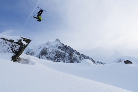 RETT PLASS TIL RETT TID: Robert Aaring sender en backflip under Aiguille du Midi i Chamonix. Se den utrolige filmen hans fra to turer i den franske skimetropolen!