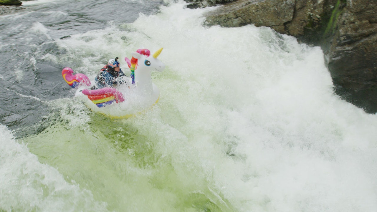 VEKEPRIDE: Nouria Newman og ein ukjend einhjørning tek både padling og årets Veko-pride på alvor. Fossen er Moneydrop i Strandaelva. Foto: Ciarán Heurteau VEKEPRIDE: Nouria Newman og ein ukjend einhjørning tek både padling og årets Veko-pride på alvor. Fossen er Moneydrop i Strandaelva. Foto: Ciarán Heurteau