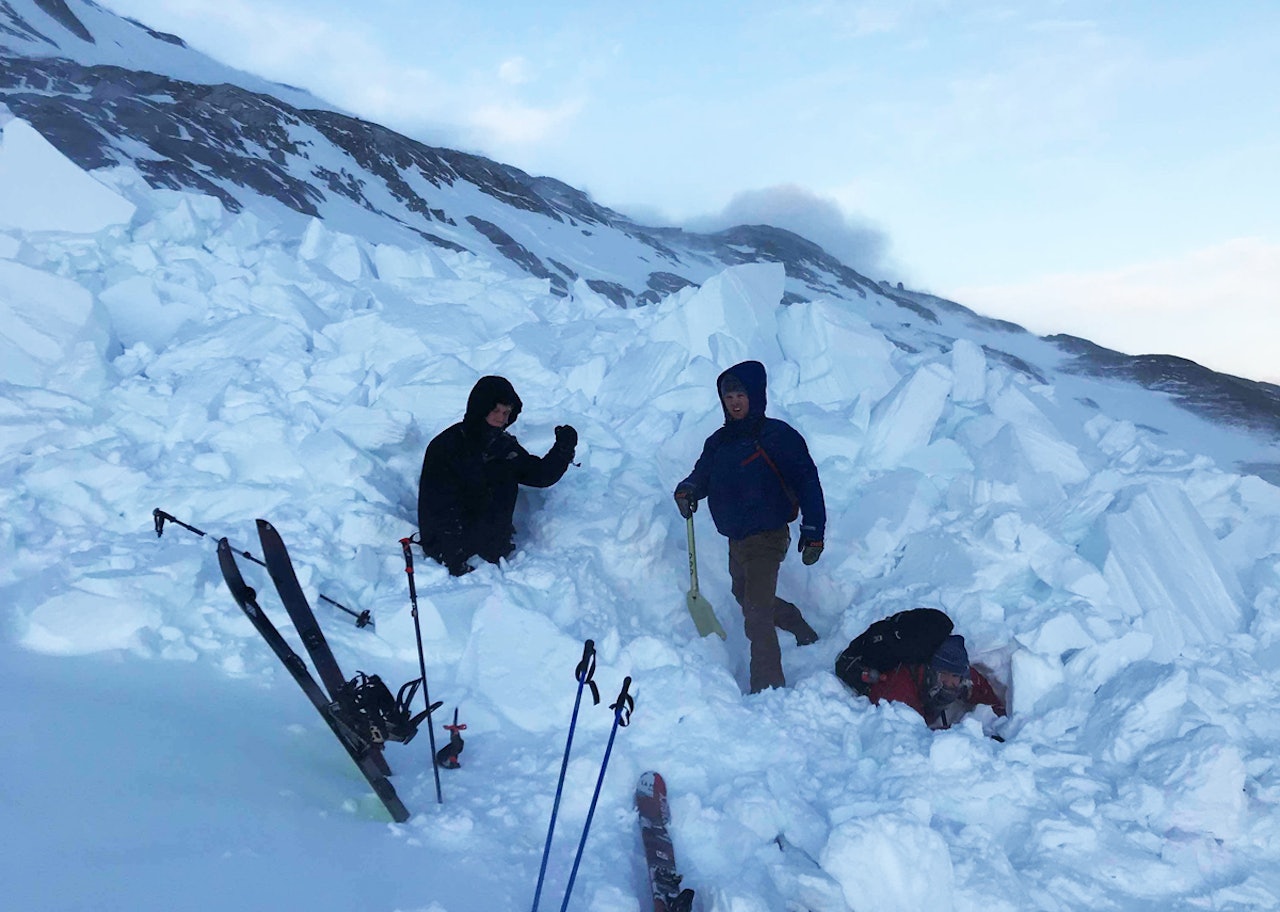 DRAMA: Her har karene nettopp konstatert at alle er i live. Arne Eidem Reinen mer eller mindre begravd i sin røde parkas, Erlend Grande graver og Lars Valstad i svart jakke. Foto: Martin Dahl Wanderås DRAMA: Her har karene nettopp konstatert at alle er i live. Arne Eidem Reinen mer eller mindre begravd i sin røde parkas, Erlend Grande graver og Lars Valstad i svart jakke. Foto: Martin Dahl Wanderås
