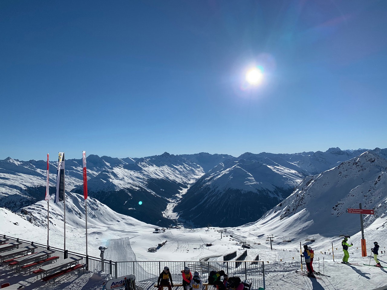 DAVOS: ...og Klosters i Sveits er bare en togtur unna - og har frikjøring i verdensklasse når forholdene er fine! Her er utsikten fra knutepunktet Parsenn og Weissfluhjoch. Foto: Endre Løvaas DAVOS: ...og Klosters i Sveits er bare en togtur unna - og har frikjøring i verdensklasse når forholdene er fine! Her er utsikten fra knutepunktet Parsenn og Weissfluhjoch. Foto: Endre Løvaas