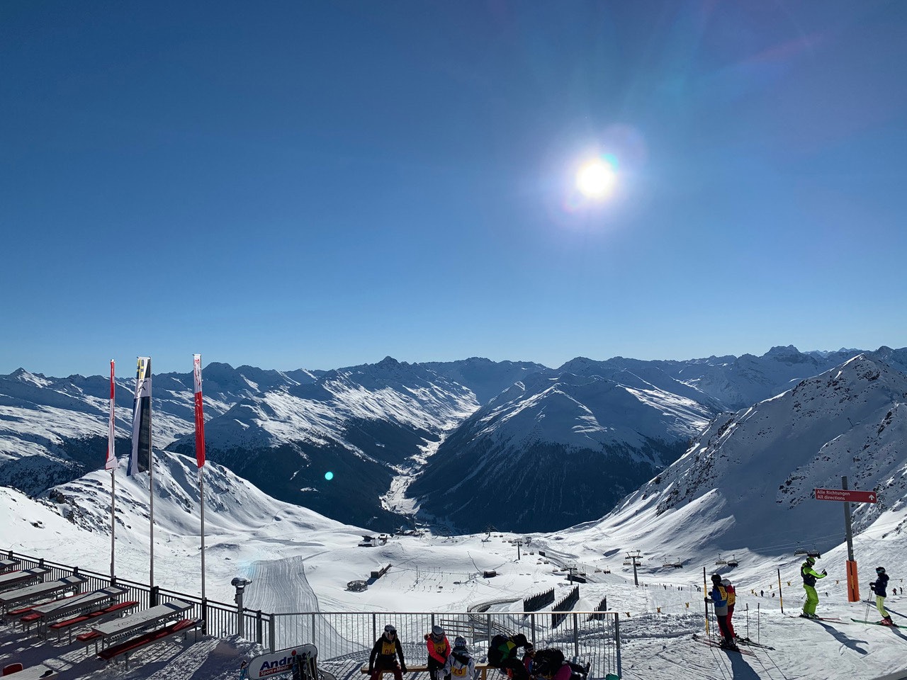 DAVOS: ...og Klosters i Sveits er bare en togtur unna - og har frikjøring i verdensklasse når forholdene er fine! Her er utsikten fra knutepunktet Parsenn og Weissfluhjoch. Foto: Endre Løvaas