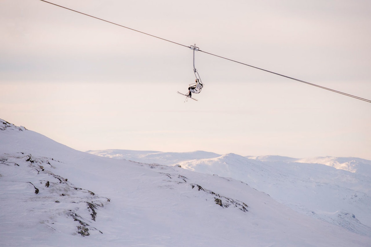 VELLYKKA: Selv om det bare er en gjest i denne heisen i Hemsedal, er Skistar blant verdens beste i kunsten å tjene penger på alpinanlegg. Sist vinter gikk de 64 millioner svenske kroner i pluss. Foto: Ola Mattsson VELLYKKA: Selv om det bare er en gjest i denne heisen i Hemsedal, er Skistar blant verdens beste i kunsten å tjene penger på alpinanlegg. Sist vinter gikk de 64 millioner svenske kroner i pluss. Foto: Ola Mattsson