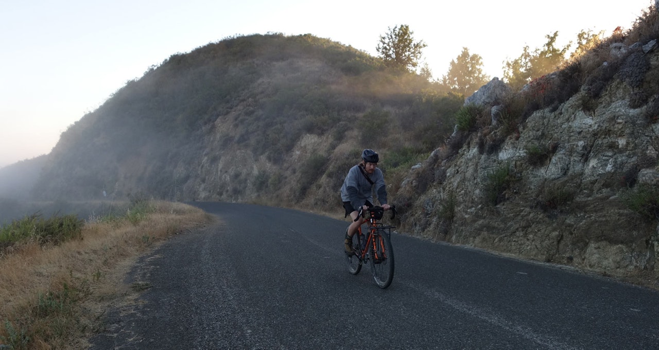 LIGHT BRO: Det er en fryd å være fotograf i California. Hans Petter sykler opp Naciemiento-Fergusson Road. Bilde: Thomas Larsen Røed