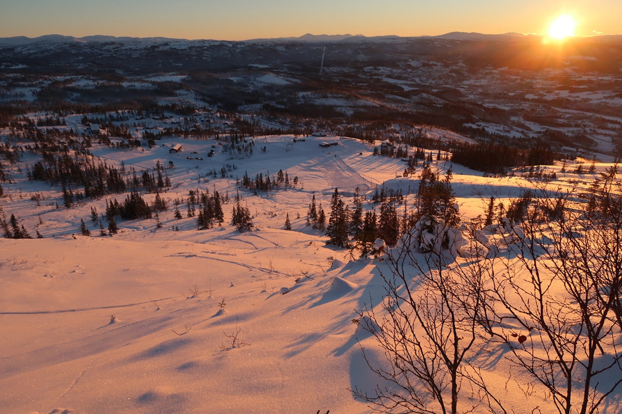DESEMBERLYS: …og akkurat passe med pudder. Fra åpningsdagen i Meråker skisenter. Foto: Bård Smestad DESEMBERLYS: …og akkurat passe med pudder. Fra åpningsdagen i Meråker skisenter. Foto: Bård Smestad