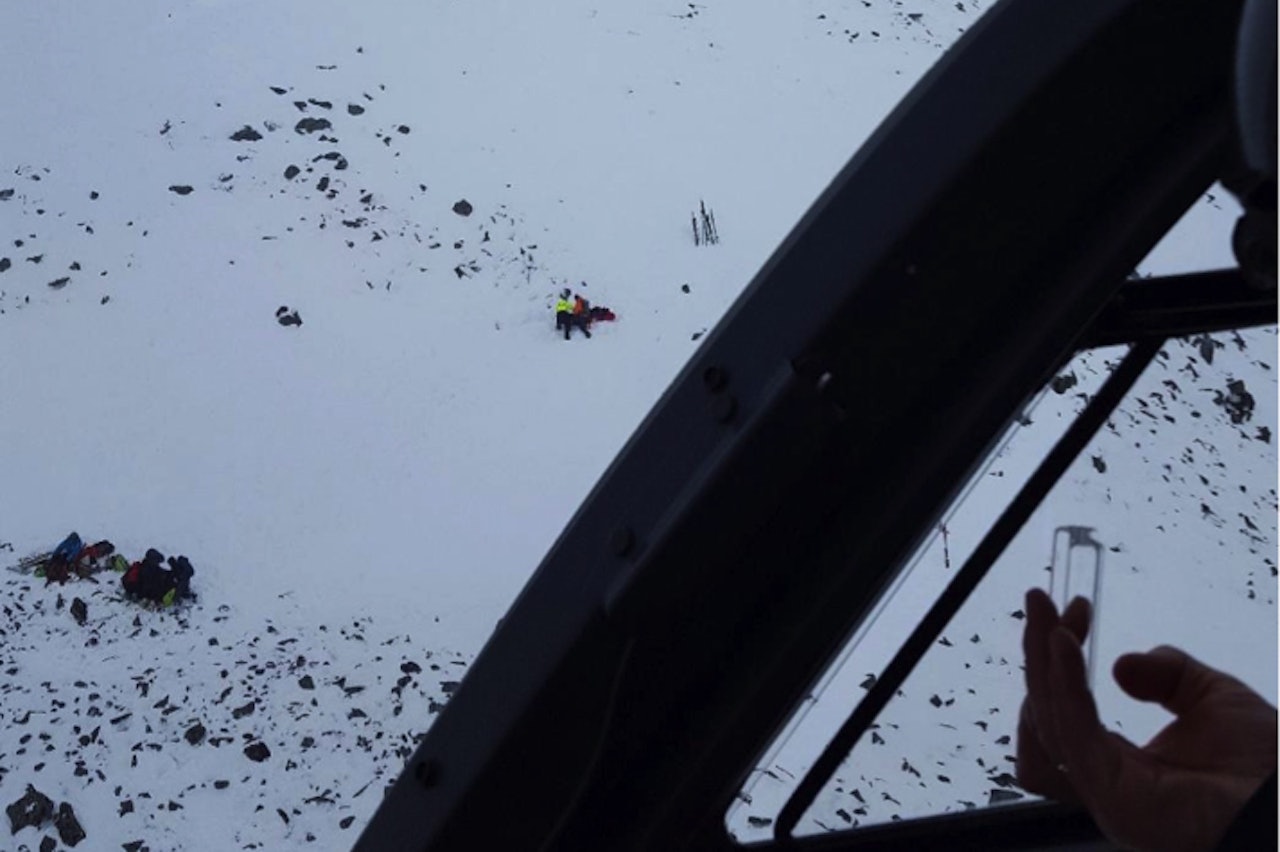 SKRED: Oversikt over skredområdet. Skredtatte behandles i midtre og nedre deler av bildet. Foto: Norsk Luftambulanse AS SKRED: Oversikt over skredområdet. Skredtatte behandles i midtre og nedre deler av bildet. Foto: Norsk Luftambulanse AS