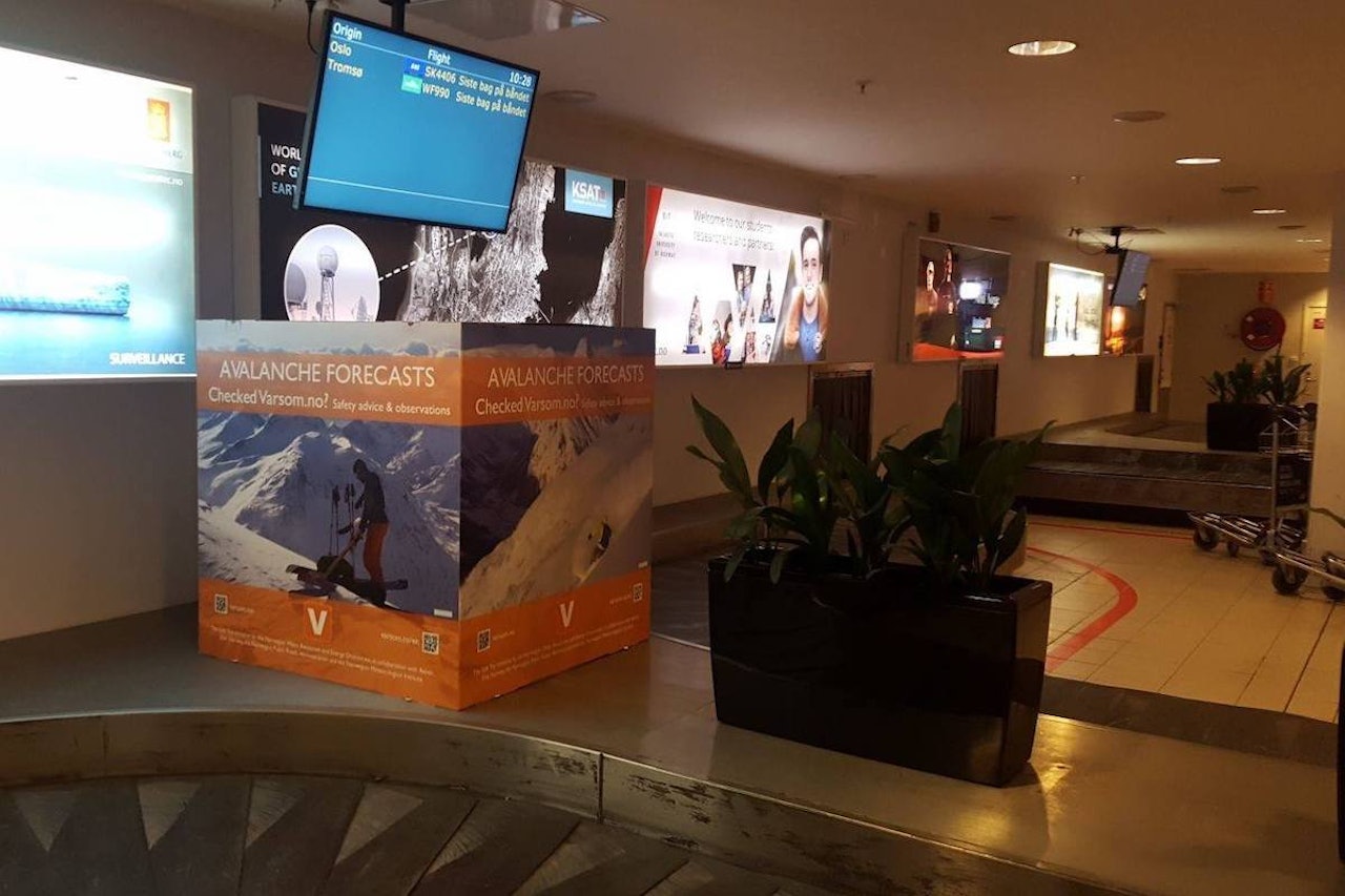Med infokuber på flyplassene håper NVE å nå ut med informasjon om varsom.no til utenlandske skikjørere, og på den måten forebygge skredulykker. Foto: Svein Mortensen Med infokuber på flyplassene håper NVE å nå ut med informasjon om varsom.no til utenlandske skikjørere, og på den måten forebygge skredulykker. Foto: Svein Mortensen