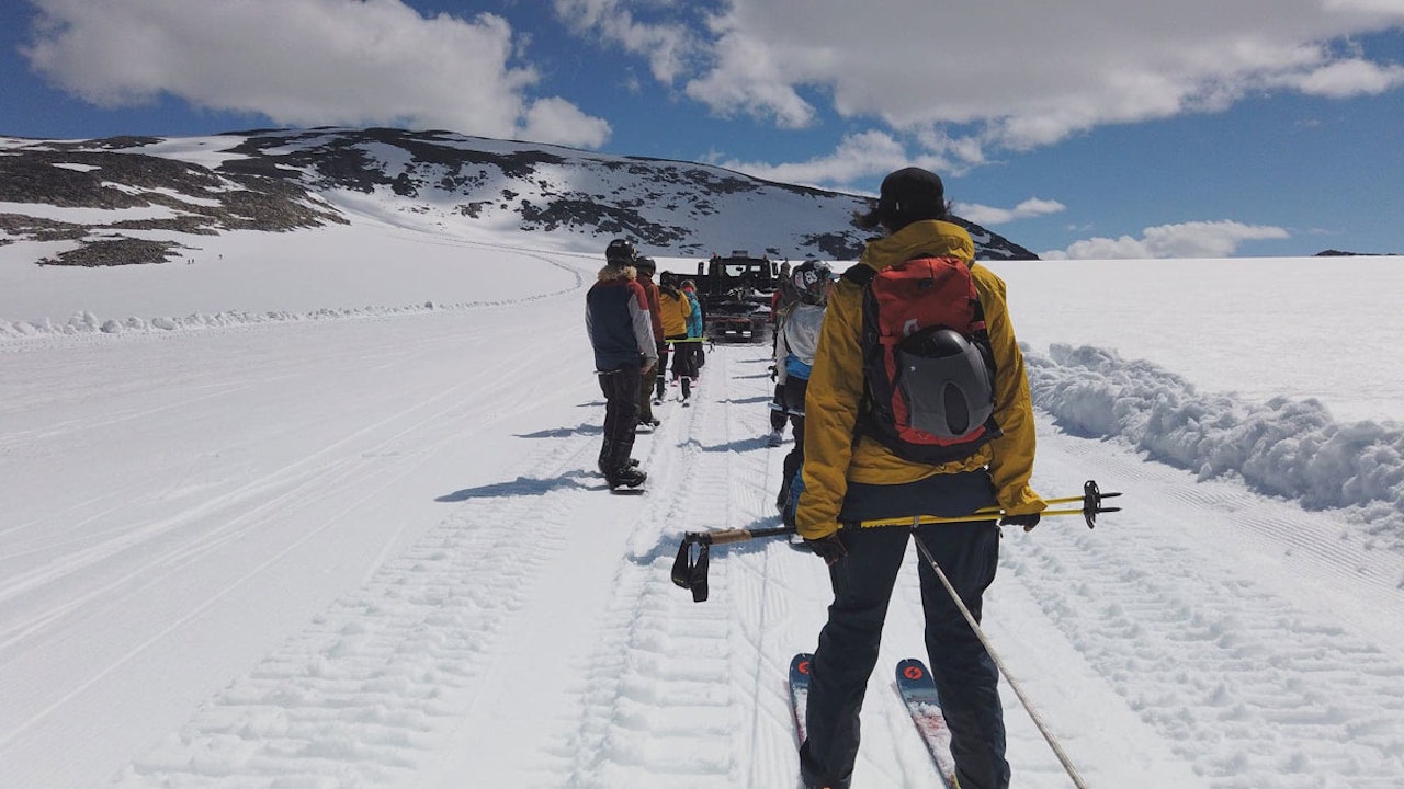 SOMMERLIG CATSKIING: Tråkkemaskina på vei opp mot Kvitlenova denne uka med gira frikjørere på slep. Nærmest kamera er den amerikanske frikjøringslegenden Jackie Paaso. Foto: Christian Nerdrum SOMMERLIG CATSKIING: Tråkkemaskina på vei opp mot Kvitlenova denne uka med gira frikjørere på slep. Nærmest kamera er den amerikanske frikjøringslegenden Jackie Paaso. Foto: Christian Nerdrum