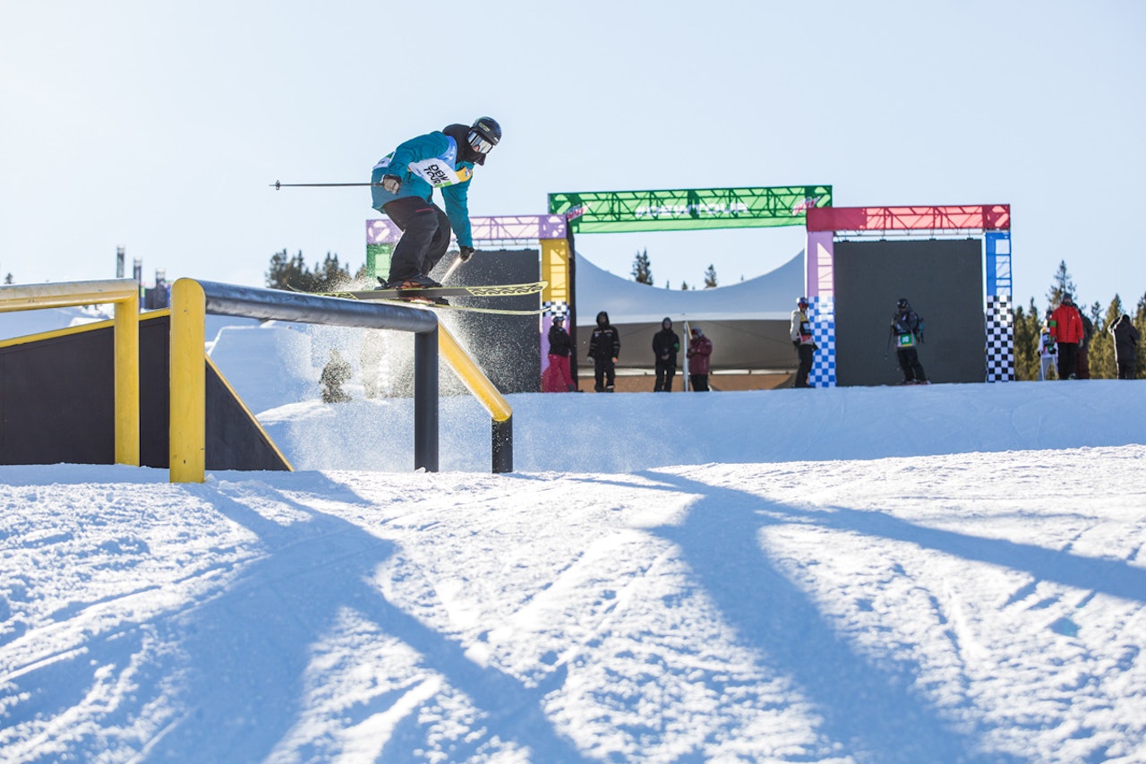 SPEKTAKULÆR COURSE: Joss Christensen på de første railsa i slopestylecoursen i Breckenridge. Foto: Dew Tour SPEKTAKULÆR COURSE: Joss Christensen på de første railsa i slopestylecoursen i Breckenridge. Foto: Dew Tour