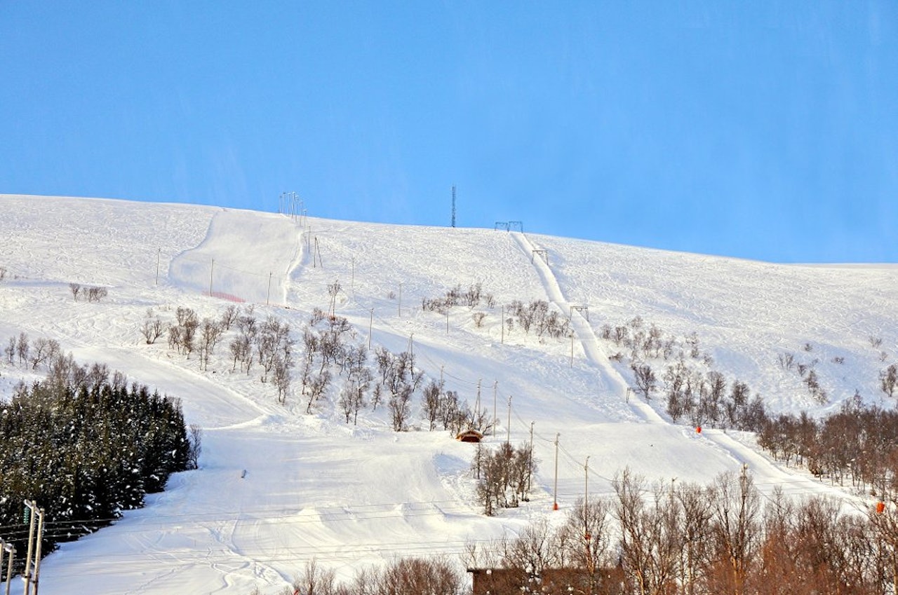 STENGT ETTER ULYKKE: Ånstadblåheia skisenter er stengt på ubestemt tid etter at et vendehjul fra heisen falt ned og to personer ble alvorlig skadet. Foto: Sortland alpinklubb STENGT ETTER ULYKKE: Ånstadblåheia skisenter er stengt på ubestemt tid etter at et vendehjul fra heisen falt ned og to personer ble alvorlig skadet. Foto: Sortland alpinklubb