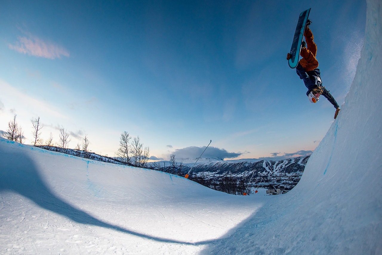 HANDPLANT: Mikkel Jørgensen med handplant i halfpipen. Foto: Emil Eriksson HANDPLANT: Mikkel Jørgensen med handplant i halfpipen. Foto: Emil Eriksson