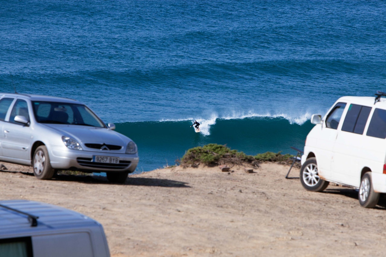 ENSOMT STRANDLIV: Til de varme strendene på Algarves vestkyst kommer bilturister med brett på taket og ambisjoner om alenetid i vannet. Foto: Thomas Kleiven