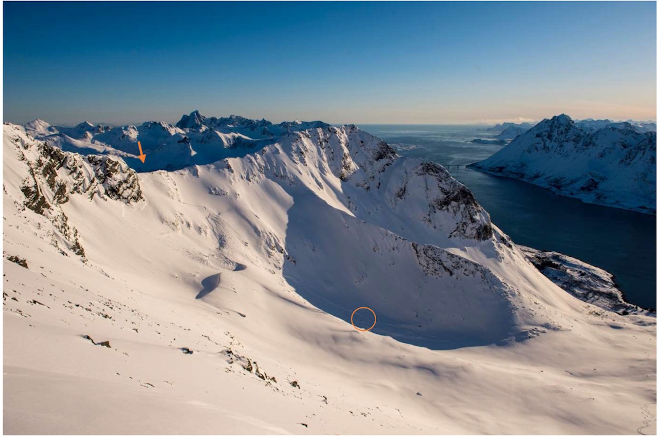 Dette var banen for skredet i Lofoten 1. april i år, der en person omkom. Foto: Skredrapporten Dette var banen for skredet i Lofoten 1. april i år, der en person omkom. Foto: Skredrapporten