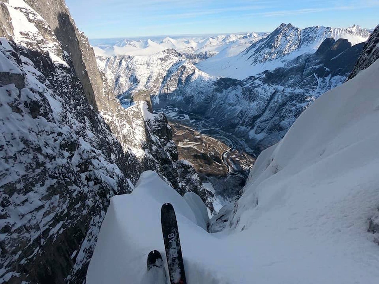 VANVITTIGE OMGIVELSER: Kilian Jornet i aksjon etter de to rapellene i øvre del av Fivaruta i Romsdalen. Foto: Kilian Jornet VANVITTIGE OMGIVELSER: Kilian Jornet i aksjon etter de to rapellene i øvre del av Fivaruta i Romsdalen. Foto: Kilian Jornet