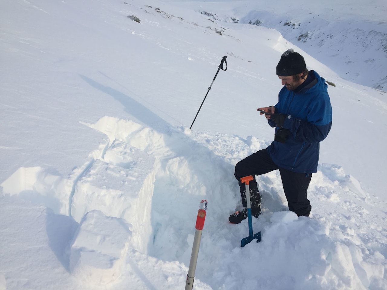 VIKTIGE OBSERVASJONER: Skredvarslingen i Norge er avhengig av frivillige snøobservasjoner, og deler ut flere premier til de som har registrert sine observasjoner på regobs.no. Arkivfoto: Tore Meirik