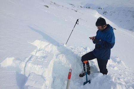 VIKTIGE OBSERVASJONER: Skredvarslingen i Norge er avhengig av frivillige snøobservasjoner, og deler ut flere premier til de som har registrert sine observasjoner på regobs.no. Arkivfoto: Tore Meirik