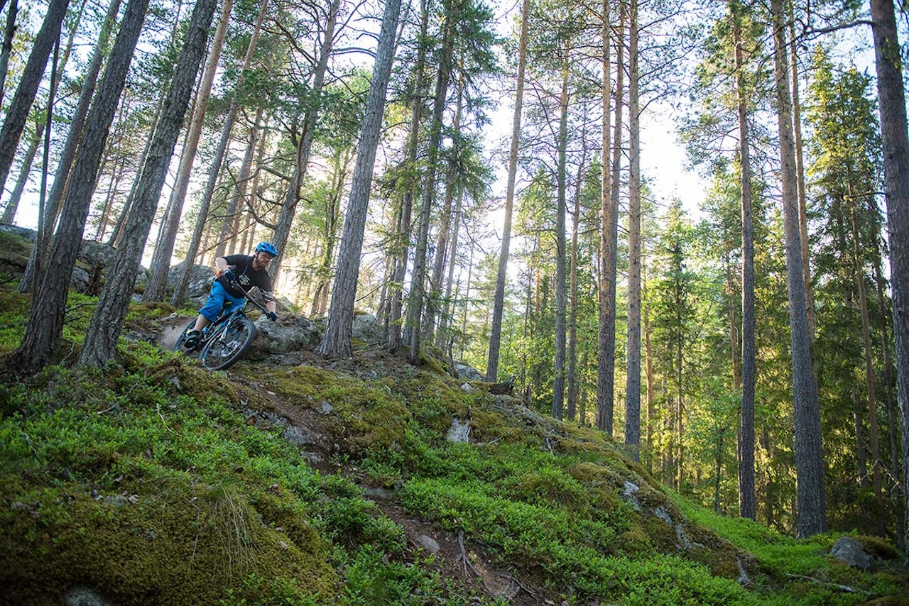 SOMMERGUIDE: I den nyeste utgaven får du vite hvordan du fyller en sommer full av aktivitet. Her sykler for eksempel Knut Myking. Foto: Vegard Breie