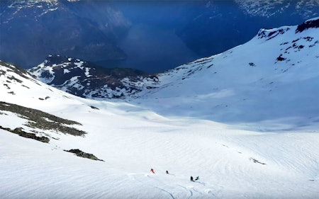 PÅ TUR: Hedvig Wessel på skitur hjemme i Norge sammen et knippe av planetens beste frikjørere.