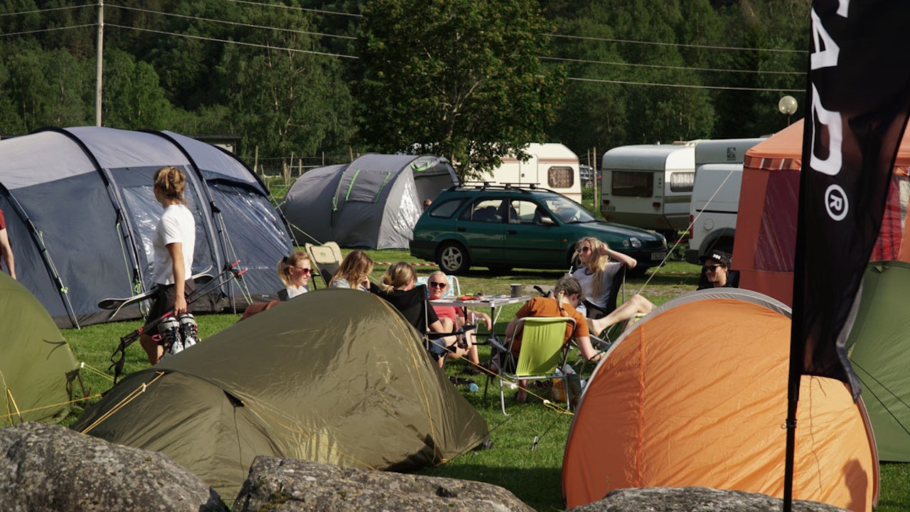 CAMPEN VOKSER: Folk strømmer til Folven camping og helgens Strynefestival, som for lengst er utsolgt. Foto: Henrik Ulleland