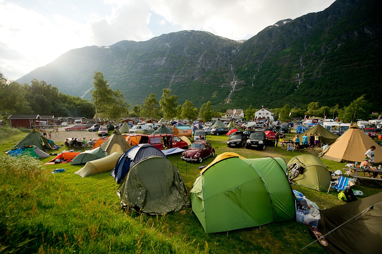 SOSIALT: Stikk ut på festival i sommer, treff en drøss andre folk og moroa mangedobles. Her fra Strynefestivalen, som er like rundt hjørnet. Foto: Vegard Breie SOSIALT: Stikk ut på festival i sommer, treff en drøss andre folk og moroa mangedobles. Her fra Strynefestivalen, som er like rundt hjørnet. Foto: Vegard Breie