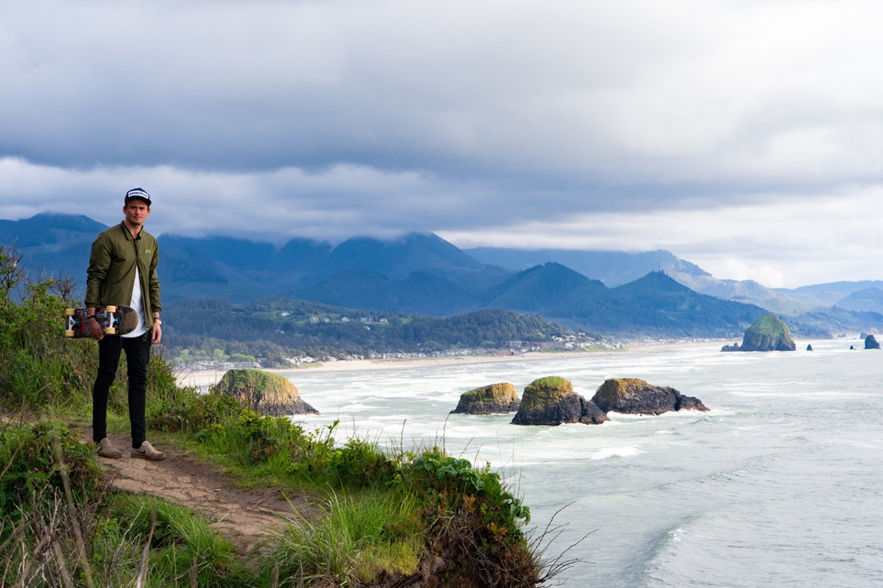 SOMMERKLAR I STORBYEN: Benjamin Forthun stikker til Oslo og Folgefonna i sommer. Han har allerede vært på ferie i USA og posert med skateboard. Foto: Olve Austfjord SOMMERKLAR I STORBYEN: Benjamin Forthun stikker til Oslo og Folgefonna i sommer. Han har allerede vært på ferie i USA og posert med skateboard. Foto: Olve Austfjord