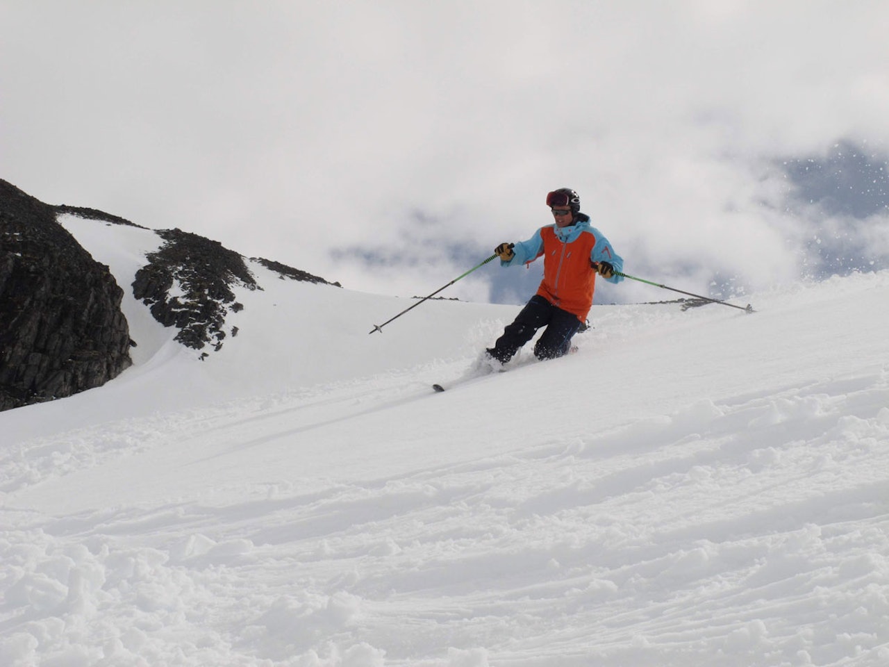 KONGEFØRE: Fantastiske forhold med nysnø og tørr pudder da Stryn sommerskisenter i helgen! Foto: Pål-Trygve Gamme. KONGEFØRE: Fantastiske forhold med nysnø og tørr pudder da Stryn sommerskisenter i helgen! Foto: Pål-Trygve Gamme.
