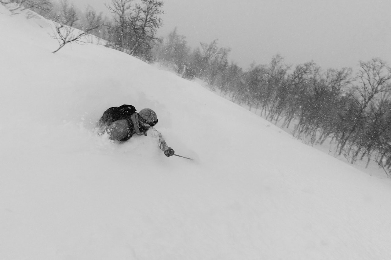 DYPT: En meget fornøyd Endre Hals kjører i pudder som er så dyp at den når over hans egen hals. Bildet ble tatt torsdag første desember. Foto: Tore Meirik DYPT: En meget fornøyd Endre Hals kjører i pudder som er så dyp at den når over hans egen hals. Bildet ble tatt torsdag første desember. Foto: Tore Meirik