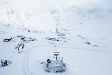 ÅPNER ONSDAG: Slik ser det ut på toppen av stolheisen på Stryn sommerskisenter nå. Onsdag starter sesongen på Tystigbreen! Foto: Emil Eriksson 