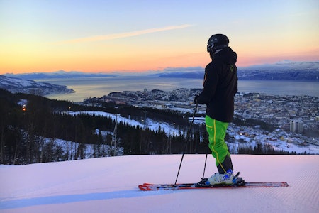 GJENÅPNER: Fra 1-5. juni kan du nyte midnattsol og skikjøring i Narvik. Foto: Narvikfjellet Skisenter