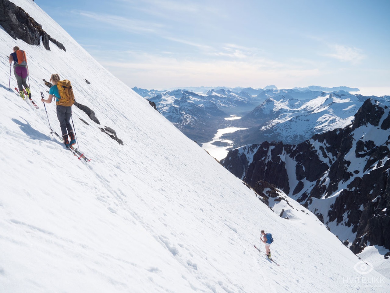 NASJONALDAG: Det er fint å være på skitur når du kan være kledd som om du drev med noe helt annet! Foto: Timme Ellingjord NASJONALDAG: Det er fint å være på skitur når du kan være kledd som om du drev med noe helt annet! Foto: Timme Ellingjord