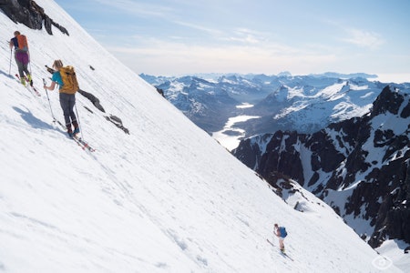 NASJONALDAG: Det er fint å være på skitur når du kan være kledd som om du drev med noe helt annet! Foto: Timme Ellingjord