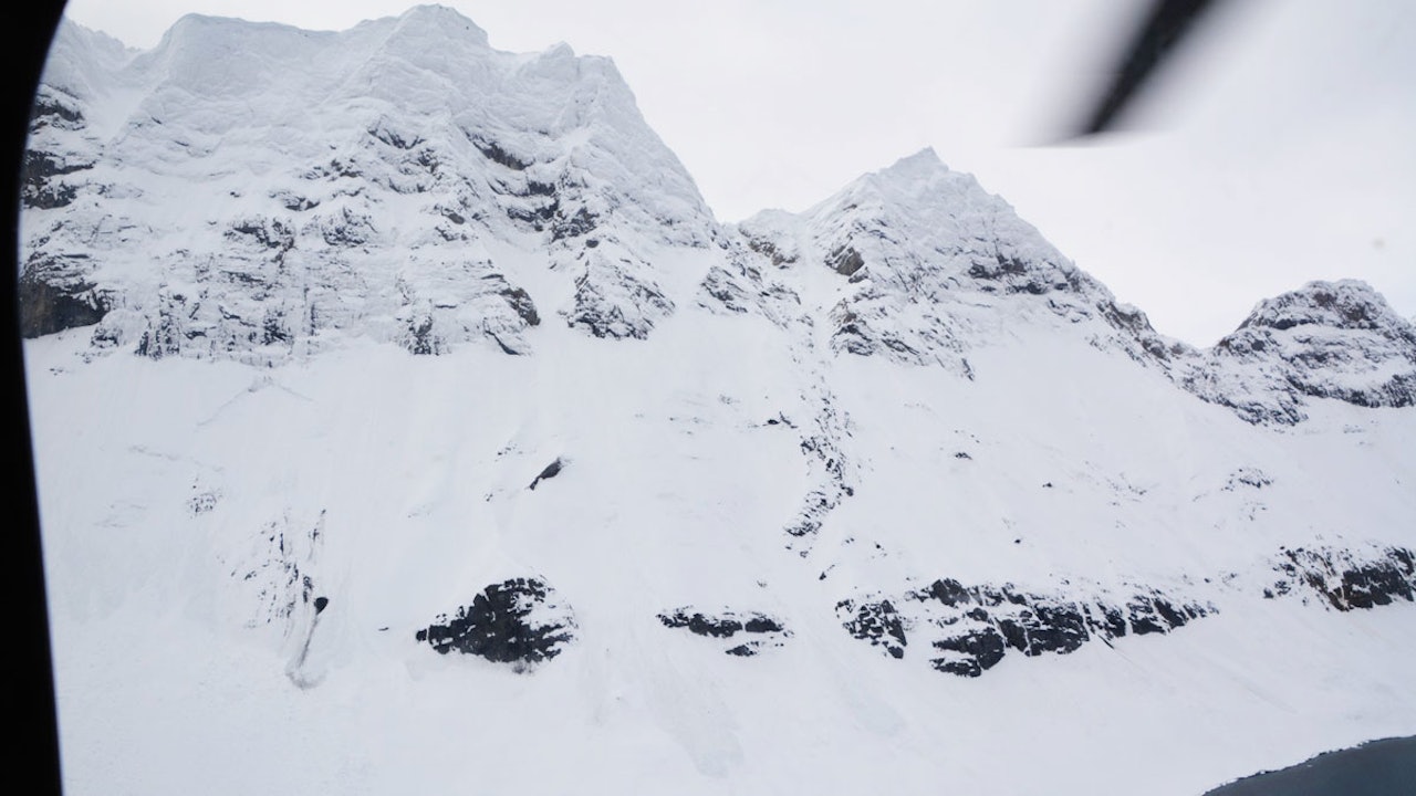 SKREDET: Skredet sett fra Sysselmannens helikopter. Foto: Sysselmannen på Svalbard