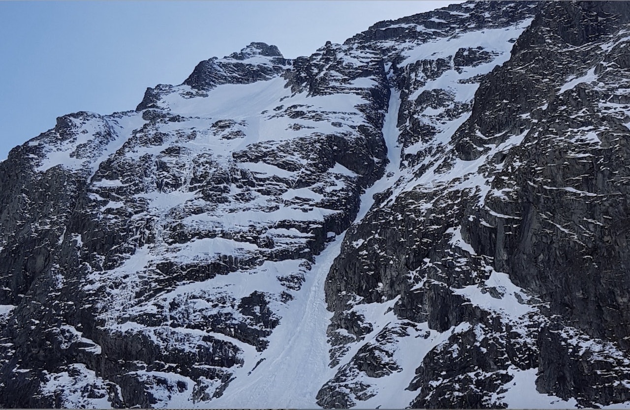 ULYKKESSTEDET: Nordøstrenna fra Lauvnostinden er en bratt snørenne som fra tid til annen blir kjørt av brattkjøringsentusiaster. Forholdene var isete da en mann falt i toppen av renna og fikk dødelige skader. ULYKKESSTEDET: Nordøstrenna fra Lauvnostinden er en bratt snørenne som fra tid til annen blir kjørt av brattkjøringsentusiaster. Forholdene var isete da en mann falt i toppen av renna og fikk dødelige skader.