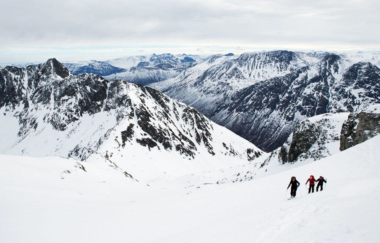 UT PÅ TOPPTUR: Det aller viktigste er å komme seg ut på tur! Men det går an å gjøre både opp- og nedturen greiere med alle tipsene du finner på våre sider. Foto: Tore Meirik UT PÅ TOPPTUR: Det aller viktigste er å komme seg ut på tur! Men det går an å gjøre både opp- og nedturen greiere med alle tipsene du finner på våre sider. Foto: Tore Meirik