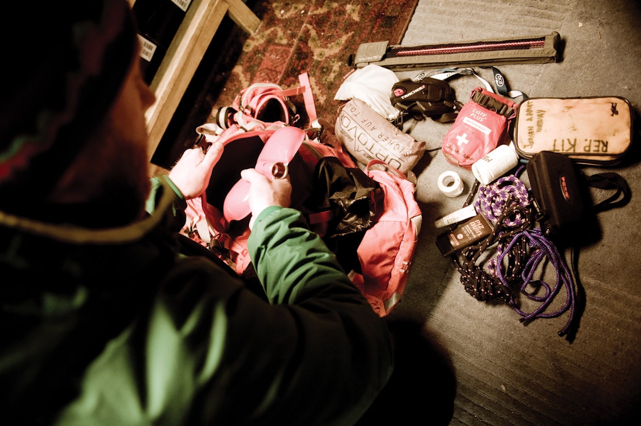 SIKKERHET: Ingenting er overlatt til tilfeldighetene når Jørgen Aamot pakker sekken for toppturer - enten de er korte, lange enkle eller avanserte. Foto: Vegard Breie SIKKERHET: Ingenting er overlatt til tilfeldighetene når Jørgen Aamot pakker sekken for toppturer - enten de er korte, lange enkle eller avanserte. Foto: Vegard Breie