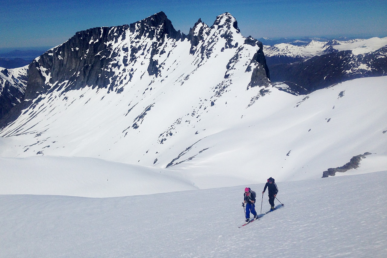 ÅPNER ONSDAG: Trollstigen åpner onsdag klokken 10. Derfra kan du gå flere flotte toppturer i Romsdalen. Slik så det ut i området i helga. Foto: Halvor Hagen ÅPNER ONSDAG: Trollstigen åpner onsdag klokken 10. Derfra kan du gå flere flotte toppturer i Romsdalen. Slik så det ut i området i helga. Foto: Halvor Hagen