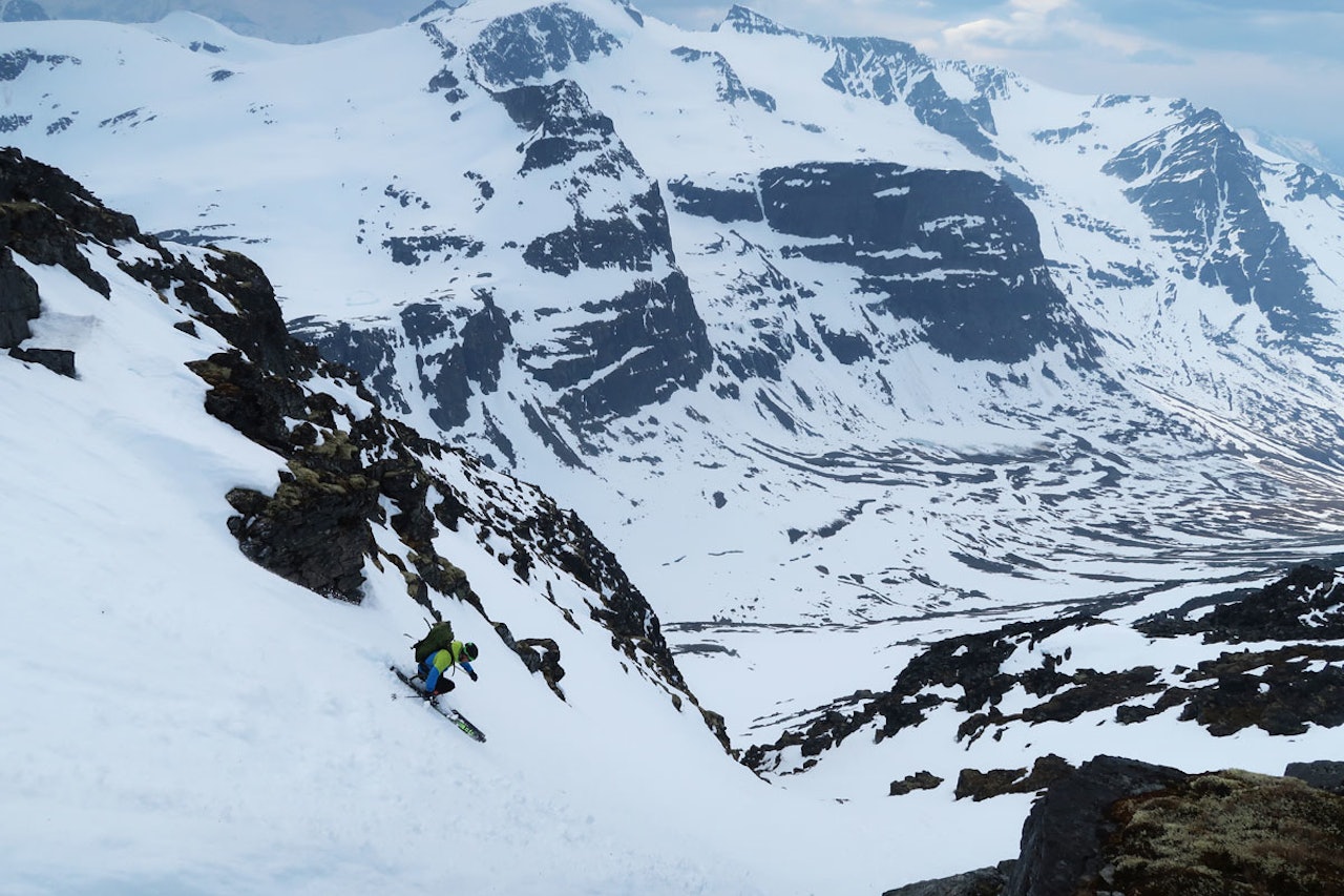NEDOVERBAKKE: Ola Hovdenak kjører bratt terreng på Nordre Trolla i Sunndalen. Foto: Bård Smestad NEDOVERBAKKE: Ola Hovdenak kjører bratt terreng på Nordre Trolla i Sunndalen. Foto: Bård Smestad