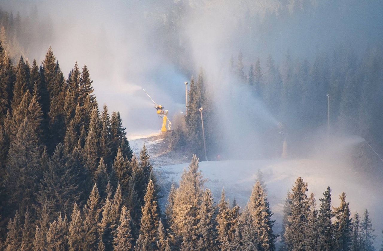 KANONBASERT ÅPNING: Trysil er ett av tjue skianlegg som åpner til helgen. Slik så det ut i bakke 15 tidligere denne uka. Foto: Skistar Trysil KANONBASERT ÅPNING: Trysil er ett av tjue skianlegg som åpner til helgen. Slik så det ut i bakke 15 tidligere denne uka. Foto: Skistar Trysil