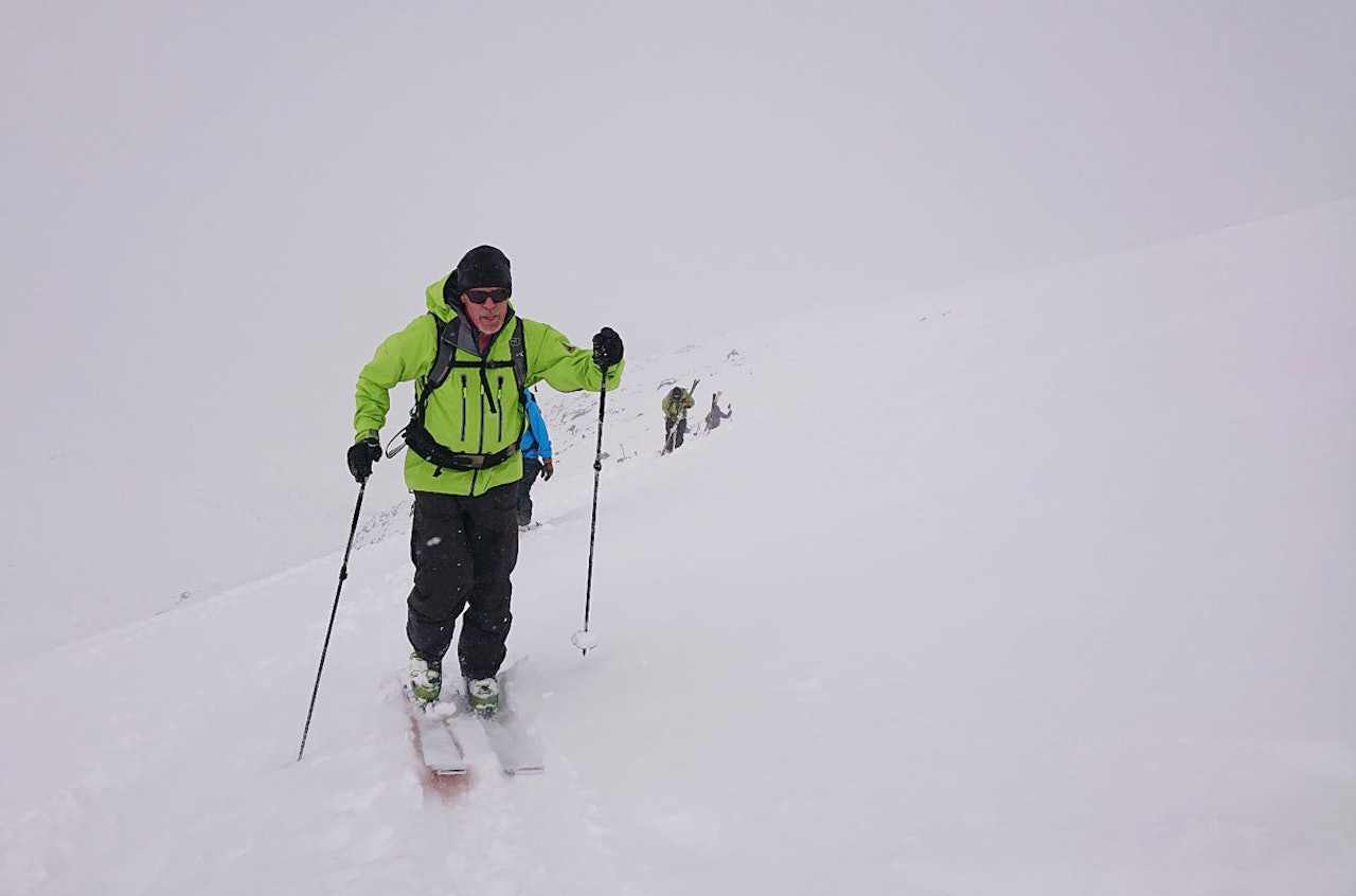 SIKT: SIkten kan ikke alltid være like bra. Her illustrert med en tåkete dag på Turtagrø. Foto: Erlend Sande DET SNØR: Sikten var kanskje ikke kjempebra på lørdag, men føret blir bedre og bedre. Søndag kommer sola i Hurrungane! Foto: Erlend Sande