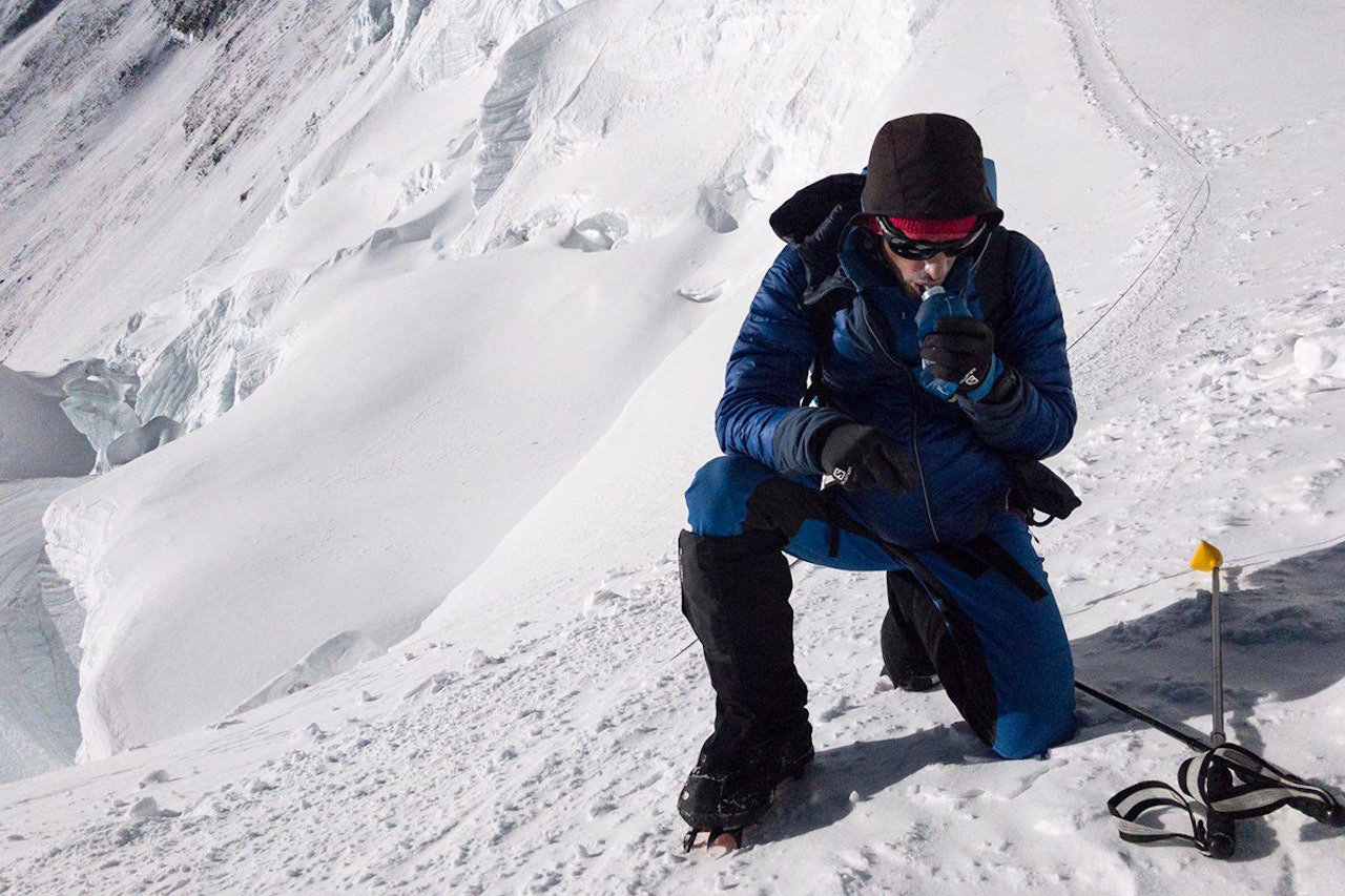 PÅ VEI OPP: Her er Kilian Jornet på vei mot toppen. Bildet hentet fra hans offisielle Facebook-profil. Foto: Kilian Jornet