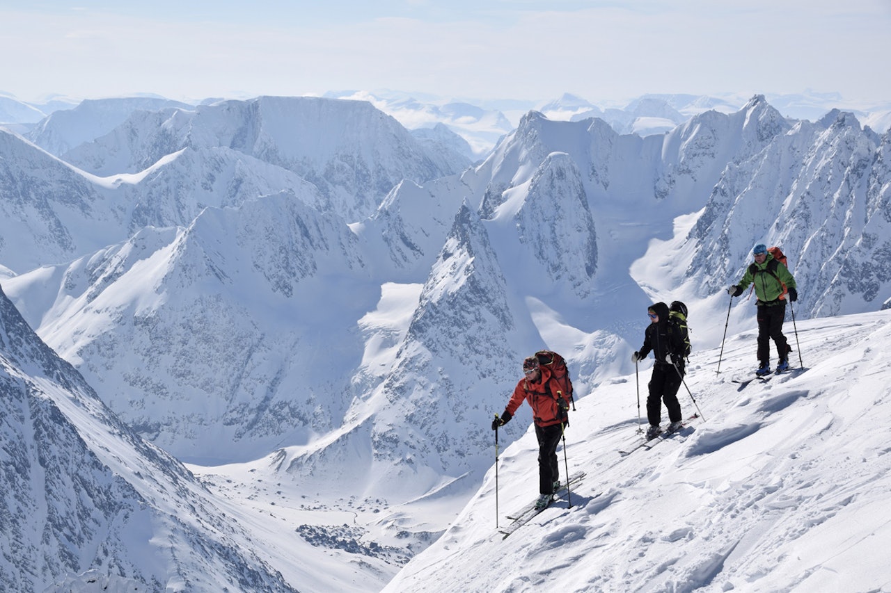 116 MÅL: Førstekvinne eller -mann som dokumenterer bestigning av alle de 116 toppene i boka Toppturer i Troms kan vinne fete premier! Foto: Espen Nordahl
