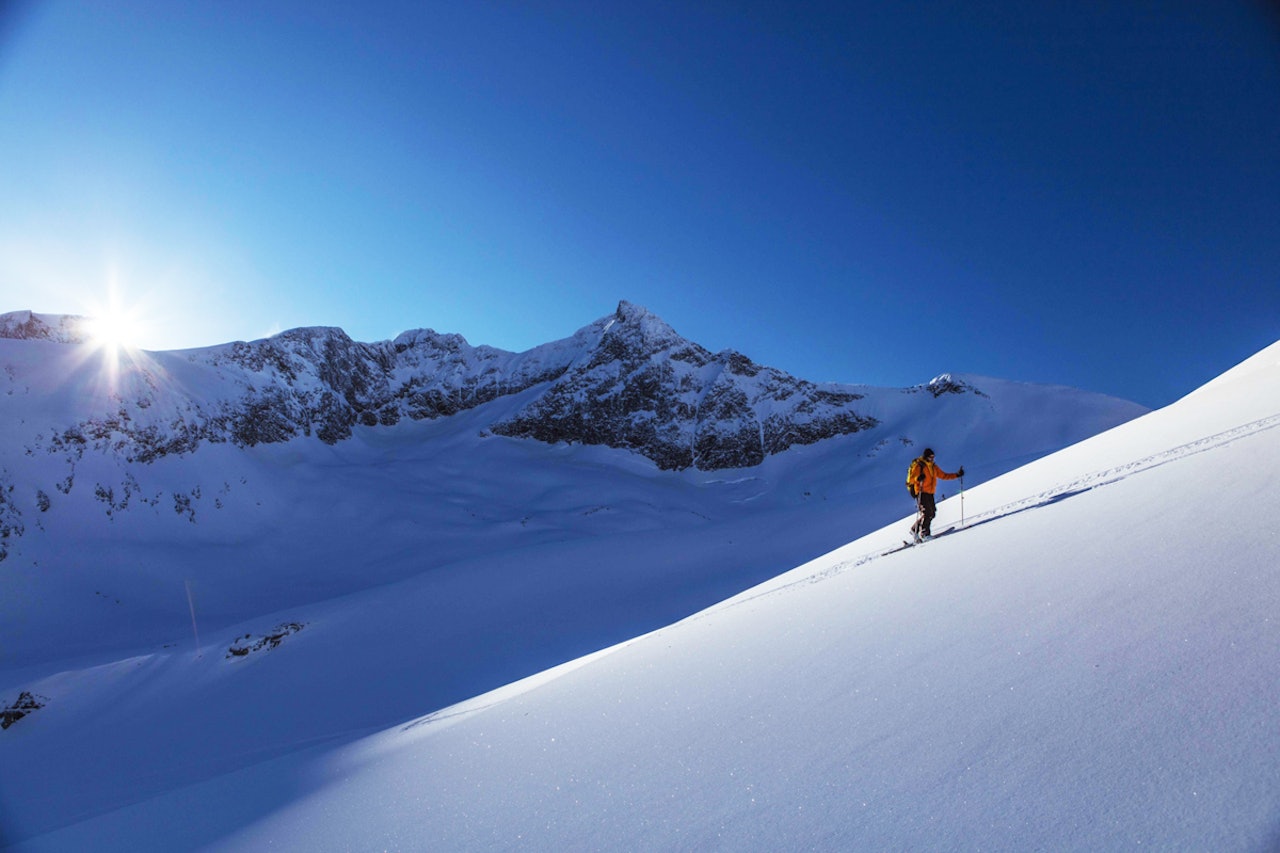NYTT KURSTILBUD FRA FRI FLYT: Fire dager med toppturer og viktig læring i et av Norges flotteste toppturområder; Romsdal. Foto: Matti Bernitz NYTT KURSTILBUD FRA FRI FLYT: Fire dager med toppturer og viktig læring i et av Norges flotteste toppturområder; Romsdal. Foto: Matti Bernitz