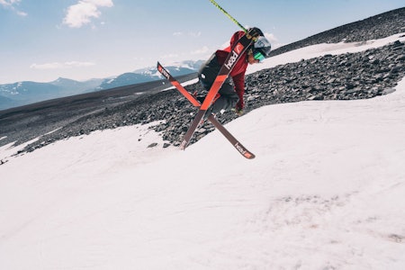 INGEN PARK: Hvis Anders Backe skal gjenta denne tailgrabben på Galdhøpiggen sommerskisenter denne sommeren må han bygge hoppet sjøl. Foto: Field Productions INGEN PARK: Hvis Anders Backe skal gjenta denne tailgrabben på Galdhøpiggen sommerskisenter denne sommeren må han bygge hoppet sjøl. Foto: Field Productions