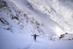 FULL FART: Tof Henry peker skiene inn i en fransk nedoverbakke de aller fleste ville håndtert med både tverrstilte ski og dobbelt stavisett. Foto: Daniel Rönnbäck