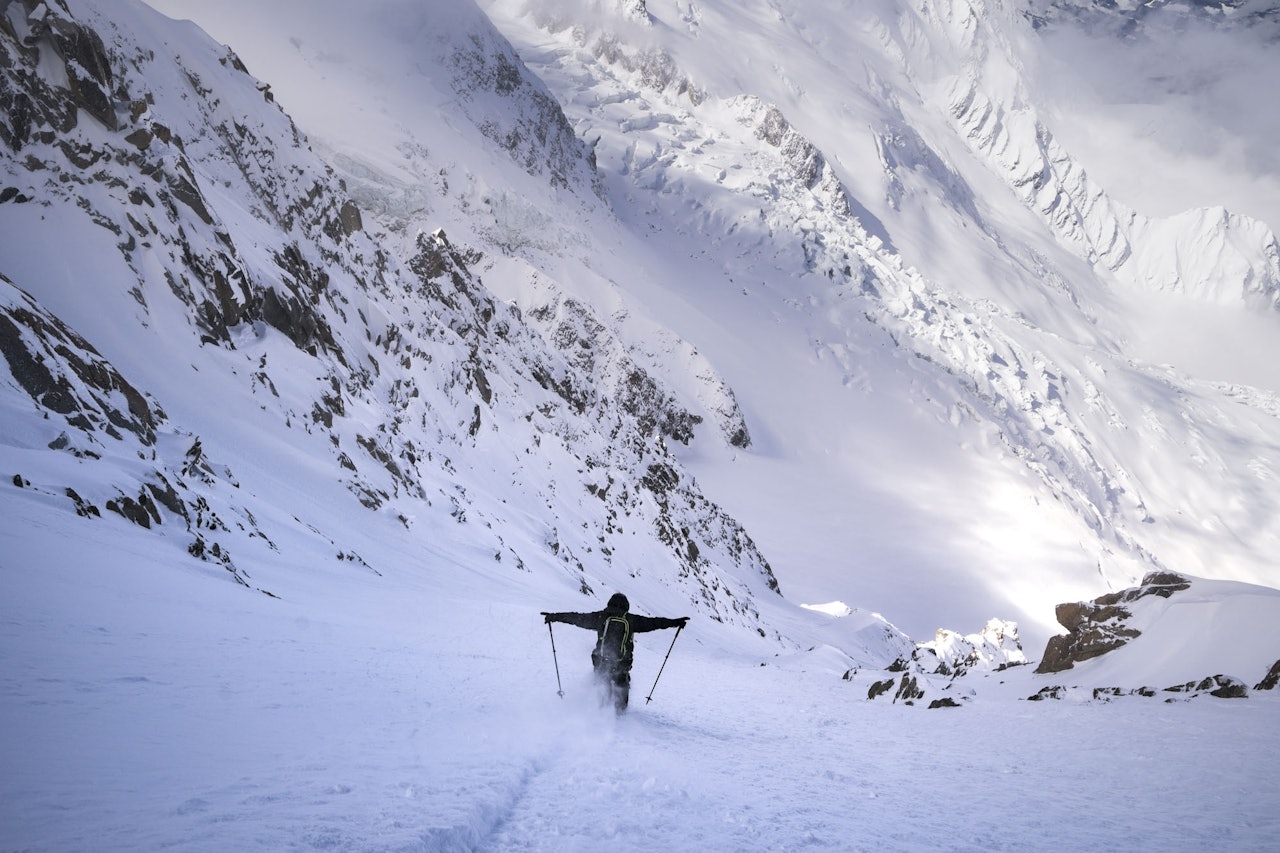 FULL FART: Tof Henry peker skiene inn i en fransk nedoverbakke de aller fleste ville håndtert med både tverrstilte ski og dobbelt stavisett. Foto: Daniel Rönnbäck