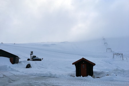 ÅPNER: Nå åpner Galdhøpiggen sommerkisenter, og der er det sløsj. Bildet er tatt på 17. mai. Foto: Even Sigstad ÅPNER: Nå åpner Galdhøpiggen sommerkisenter, og der er det sløsj. Bildet er tatt på 17. mai. Foto: Even Sigstad