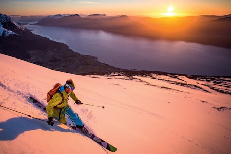 DAGENS SISTE LYS: Olav Vartdal Viddal nyter solnedgongen på Sæsshornet 838 moh, Vartdal etter en lang arbeidsdag. Klokka er 20.47 den 20.april 2015.